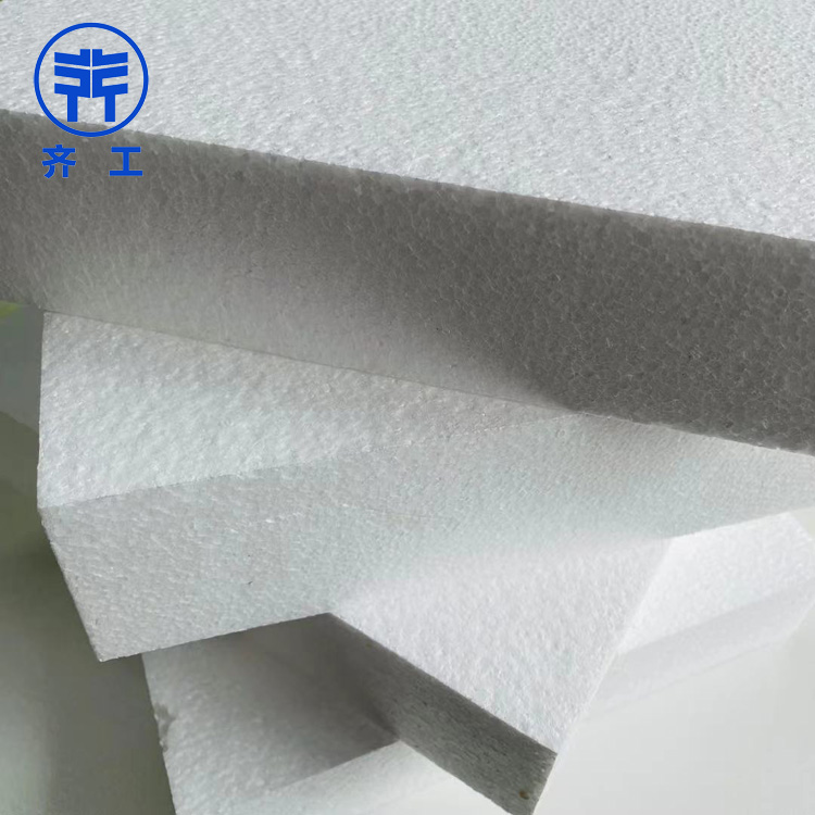   　　xps擠塑板在建筑領(lǐng)域的應(yīng)用比較廣泛。下面給大家分享一些相關(guān)知識(shí)。  　　xps擠塑板優(yōu)點(diǎn)是什么：  　　XPS擠塑板采用聚苯乙烯擠出工藝生產(chǎn)，生產(chǎn)的板材為蜂窩狀閉孔結(jié)構(gòu)，不透氣，不滲漏，因此其保溫隔熱，防水防潮效果非常好，除了材質(zhì)輕、強(qiáng)度高外，按體積每立方米僅重30公斤，但其強(qiáng)度至少可以達(dá)到250kpa，更多的可以達(dá)到550kpa。這是普通板材無(wú)法達(dá)到的指標(biāo)值。  　　因?yàn)閄PS擠塑板具有隔熱、防水、防潮、輕便、抗壓等特點(diǎn)，被廣泛應(yīng)用于各個(gè)行業(yè)。如建筑設(shè)施的外墻保溫，特別是外墻和平屋面的保溫處理，都是xps擠塑板的適用范圍。外墻掛板應(yīng)重量輕，阻燃性能好，B1、B2級(jí)外墻掛板在火災(zāi)事故發(fā)生時(shí)預(yù)防變?yōu)榭扇嘉镔|(zhì)，引發(fā)安全事故，在當(dāng)前追求低碳、生態(tài)、環(huán)保的自然環(huán)境下，外墻掛板既可以回收利用廢塑料，也可以為建筑增加一層保溫層，節(jié)約能源。  　　xps擠塑板主要用途和應(yīng)用領(lǐng)域。  　　xps擠塑板可用作地面鋪裝、機(jī)場(chǎng)道路和高速公路的地基等。擠壓板防水防潮，不易變質(zhì)或滲水，合理有效減緩道路滲漏造成的路基塌陷。  　　擠塑板是冷庫(kù)建設(shè)中不可缺少的材料。它不僅起到保溫隔熱的作用，而且由于擠塑板表面的微孔結(jié)構(gòu)，可以吸收和緩沖少量水蒸氣凝結(jié)，減少水滴的形成。冷庫(kù)專用冷庫(kù)保溫板需要非常高的厚度，10cm以上。因此，在冷庫(kù)建設(shè)中，通常采用兩層冷庫(kù)保溫板。一是增加厚度，二是將兩層塑料擠塑板交錯(cuò)排列，以增加保溫性能，避免溫度損失。  　　地板外墻也可以用阻燃板保溫。  　　xps擠塑板現(xiàn)在更多地用于家居裝飾。首先，擠塑板不是很硬，在室內(nèi)，踩人的腳會(huì)有一定的緩沖。腳感特別舒服，沒(méi)有那么硬，我們稱之為地墊寶。地墊寶就是這么一個(gè)目的，它是一種比外墻擠塑板更強(qiáng)、更大、更薄、不含阻燃劑的擠塑板。  　　以室內(nèi)放置家具為主，還需要做好經(jīng)年累月的活動(dòng)踩踏，需要相應(yīng)的強(qiáng)度;擠塑板采用蜂窩閉孔框架，確保只能使用薄層。自帶更好的保溫、防水、防潮效果，室內(nèi)地板有限。與家裝相比，地基越薄，空間環(huán)境越大，活動(dòng)越舒適。擠塑板在室內(nèi)一般來(lái)說(shuō)是2公分厚，厚度就夠用。